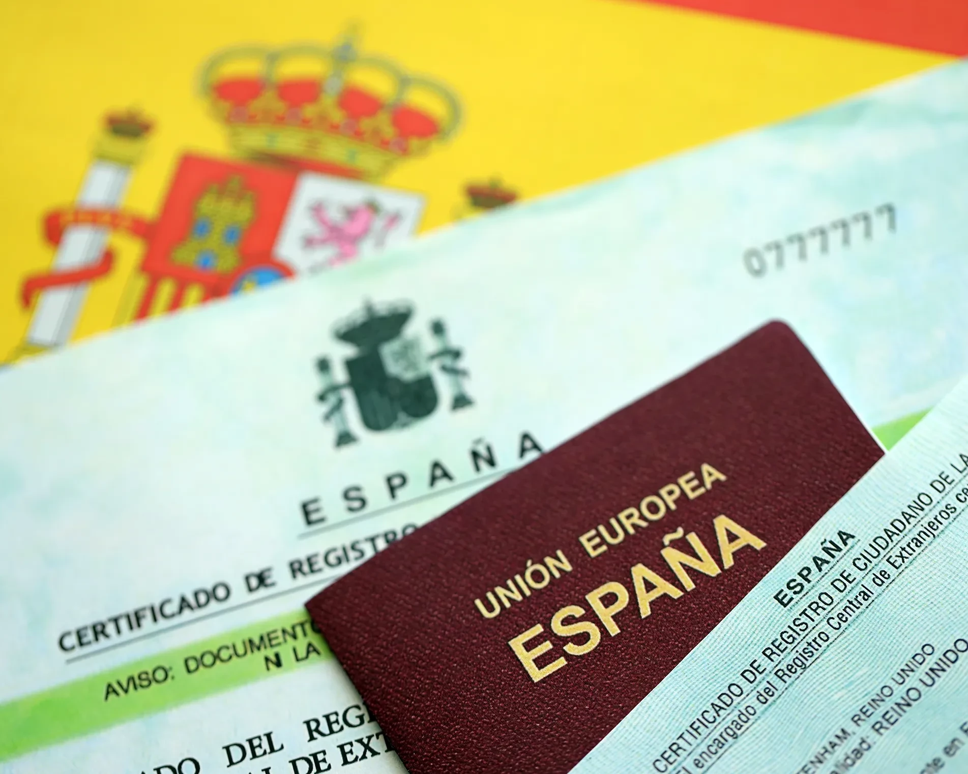 Diferencias entre nacionalidad por residencia y permiso de residencia en España